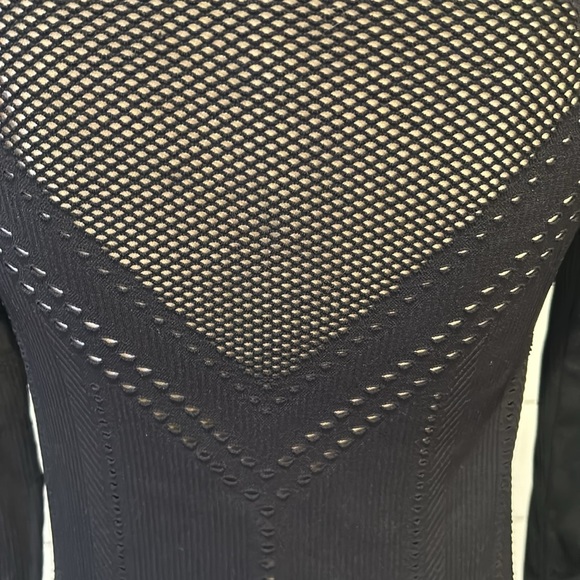Athleta black long sleeve cut out top. Size small - Picture 4 of 6